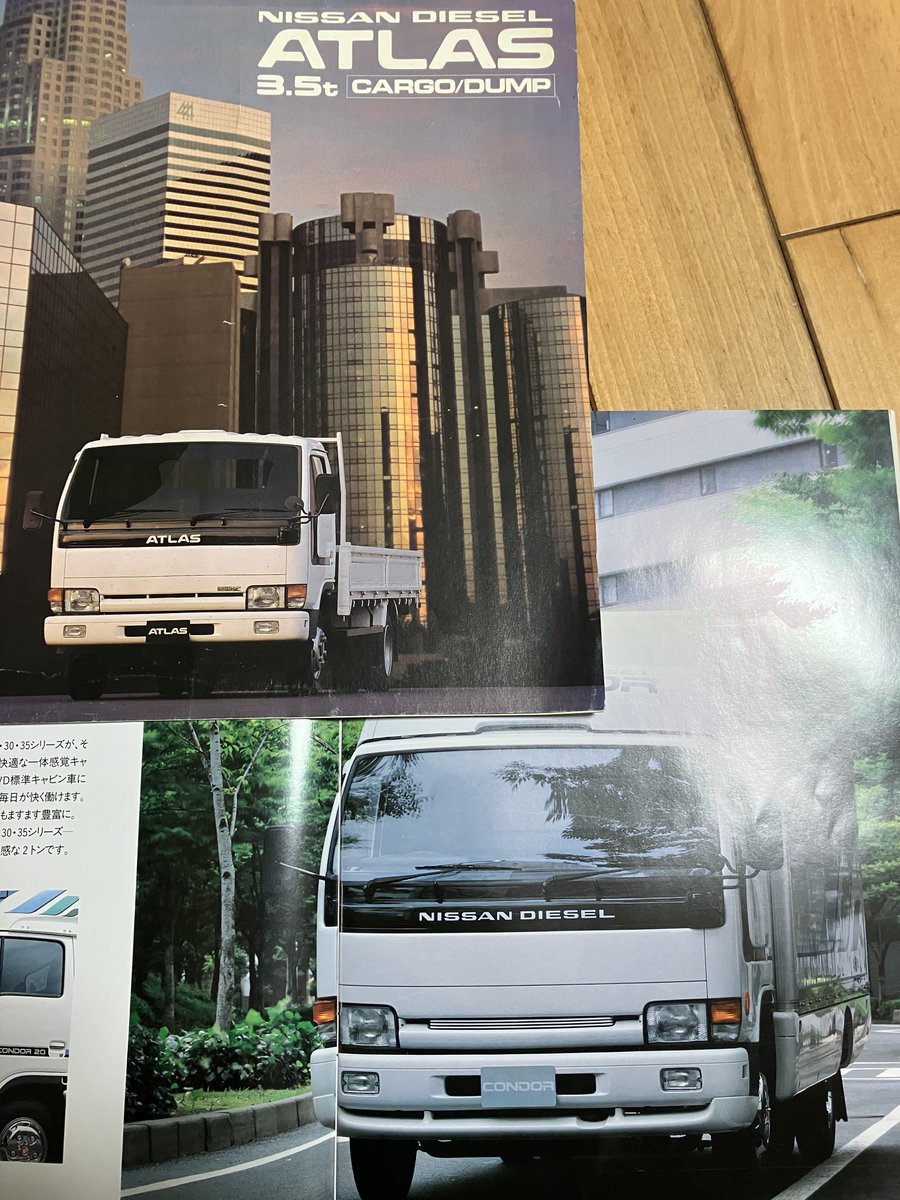 Chiba_FunkyUnit's tweet image. やっと謎が解けた？

『日産ディーゼル・アトラス』
『コンドル 35』

どちらも
3.5t、H41アトラスのOEM、UDで販売

とキャラ被っててずっと謎だったんだけど、
どうやらマイチェンで、アトラスからコンドルに改名したみたい
(グリルが違う)

2車のカタログ揃えて判明です‼︎

#日産
#UD