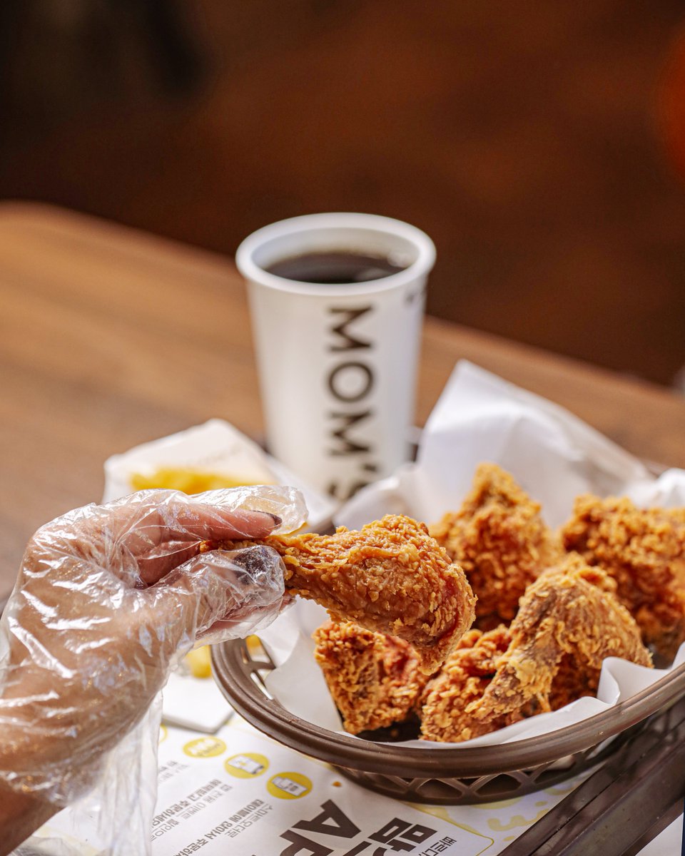 Гаднаа шаржигнасан, дотроо шүүслэг амтыг гаргахын тулд хөлдөөгөөгүй, шинэхэн тахианы махаар бургер, шарсан тахиагаа хийдэг олон улсын сүлжээ ресторан Mom's Touch-ийн салбаруудыг зориорой 📷
#MomsTouch #EverdayFresh #ӨдөрБүрШинэхэн