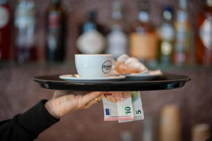 Noch vor ihrem Start streitet die schwarz-rote Koalition über den #Mindestlohn. Die zuständige Kommission pocht auf ihre Unabhägngigkeit, Experten kritisieren die Debatte. u.epd.de/3dzf