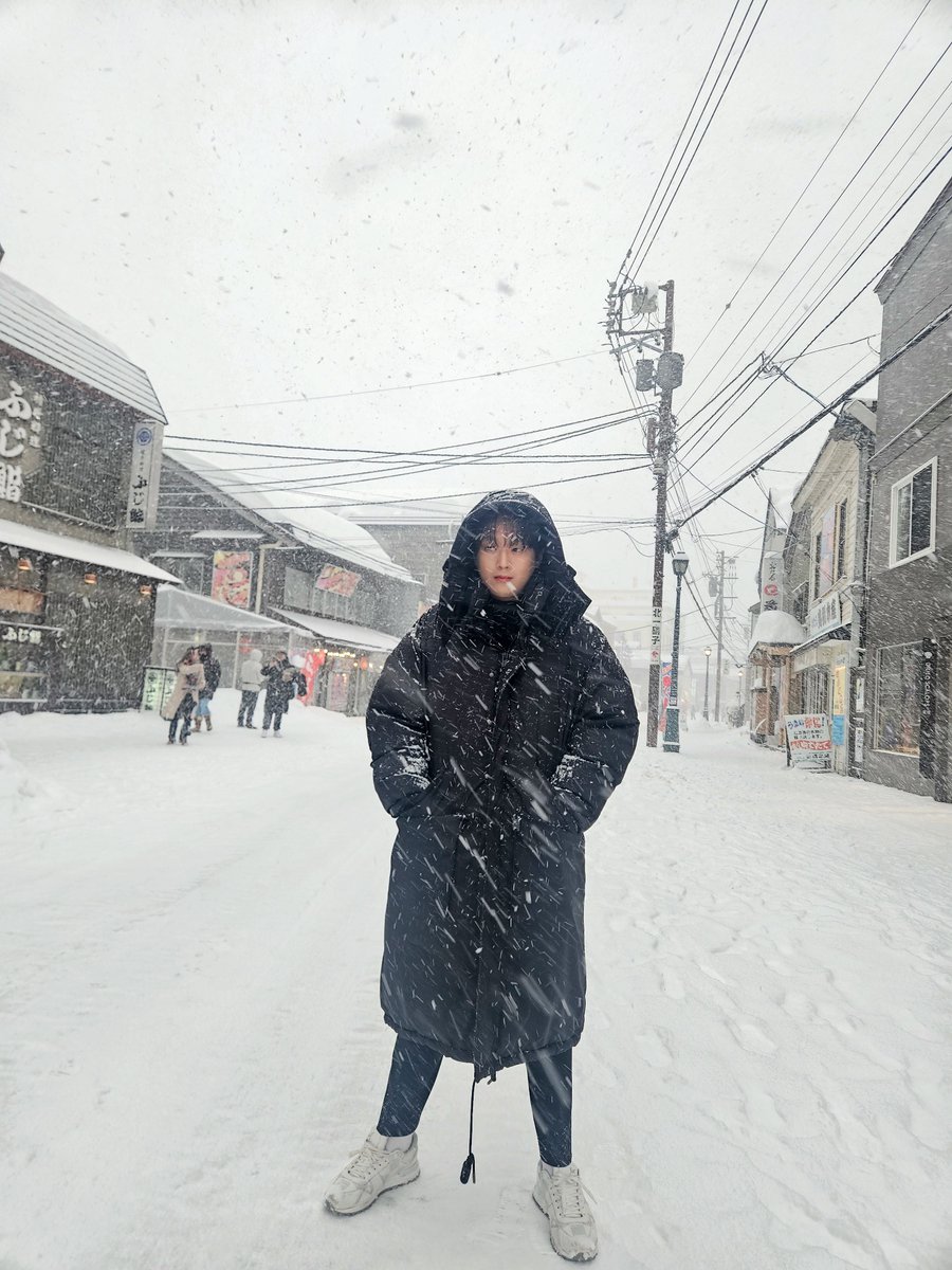 ChanWonOfficial's tweet photo. ❄️ https://t.co/cgoIj7BzqD