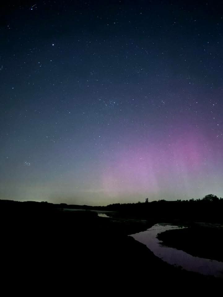 stulee73's tweet photo. Northern lights, Newtown, Isle of Wight, 16/04/2025 #aurora #Auroraborealis #NorthernLights https://t.co/47PU0gE419