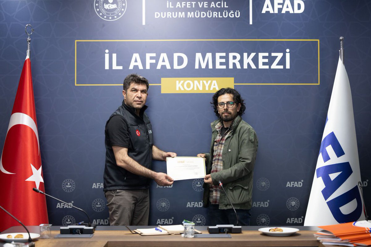 Konya’da meydana gelen Taşoluk Aprtmanı faciasında arama kurtarma çalışması yürüten kurtarma ekiplerine Konya AFAD İl Müdürlüğü’nce teşekkür belgesi takdim edildi. Toplantıda arama kurtarma faliyetleri üzerine istişareler yapıldı.