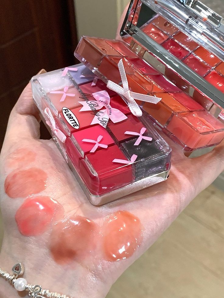 Flortte Peng Princess Jelly Lip Gloss Palette ลิปกลอสผสมสีได้ตามใจ เนื้อนุ่ม ตัวดังในตต. สาวๆต้องลอง

 ที่ Shopee s.shopee.co.th/AUgkV1KNhi

#ลิป #ป้ายยาถูกและดี #เครื่องสำอางค์