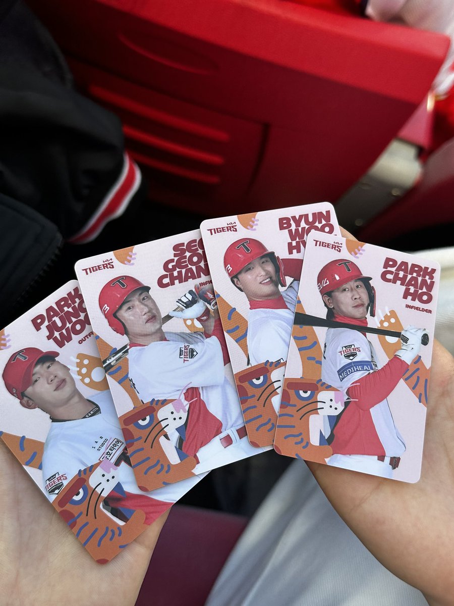 기아 챔필 포카 교환 구해요!
박정우 서건창 변우혁 박찬호 있어요
윤도현 구합니다