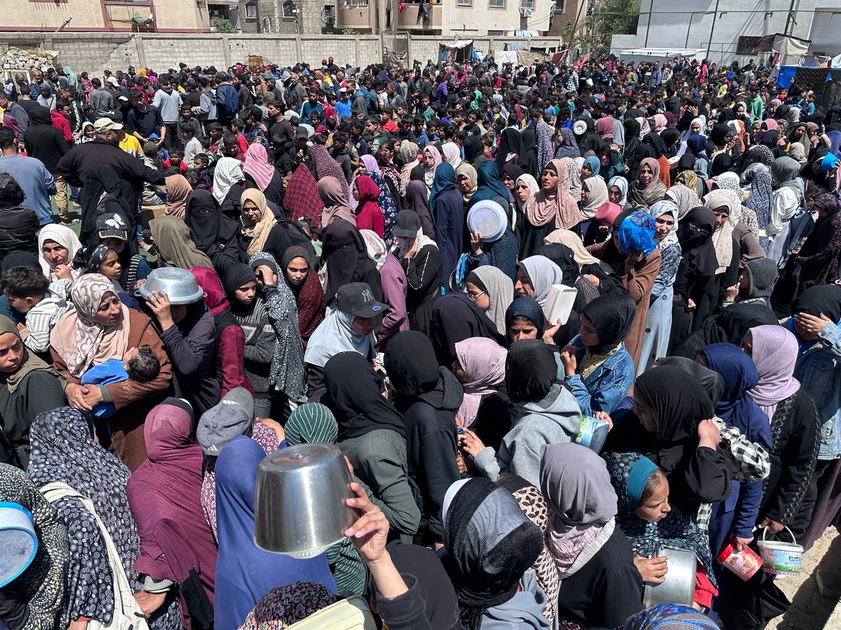 UNRWAes's tweet photo. Las imágenes que nos llegan de #Gaza son desgarradoras.
El hambre inunda toda la Franja y los suministros para impedirlo están esperando en los cruces, mientras Israel prohibe su entrada.
¿En qué momento hemos perdido la humanidad? https://t.co/e3kggeVgkY