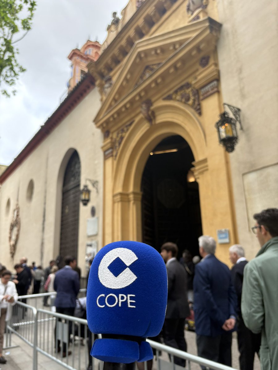 SaetaenCOPE's tweet photo. Largas colas en la Plaza de la Magdalena en la mañana del Jueves Santo.
@COPESevilla
#SSantaSevilla25 #SSantaCOPE https://t.co/n6qdeuRPIL