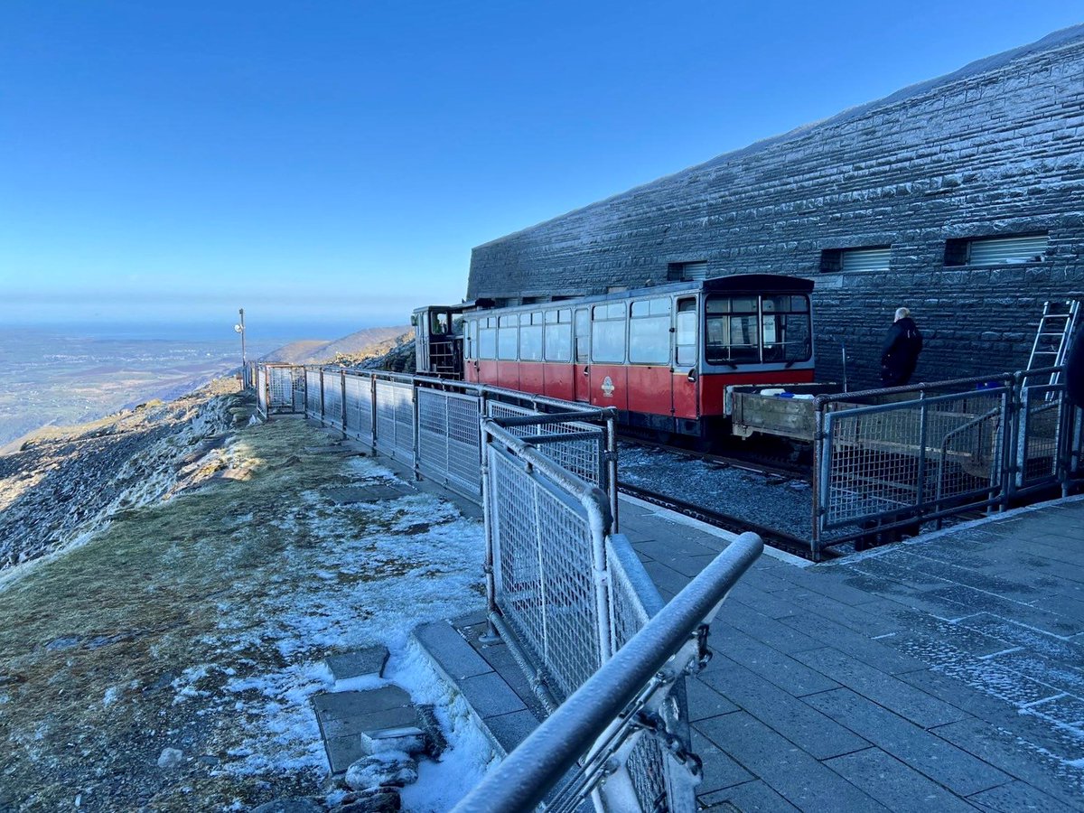 SnowdonRailway's tweet photo. The view from the top this morning 😎❄️

#snowdonmountainrailway #yrwyddfa #snowdon #snowdonia #visitwales #WalesAdventure #Viewfromthetop #heritagerailway https://t.co/n2Z6wnsQzG