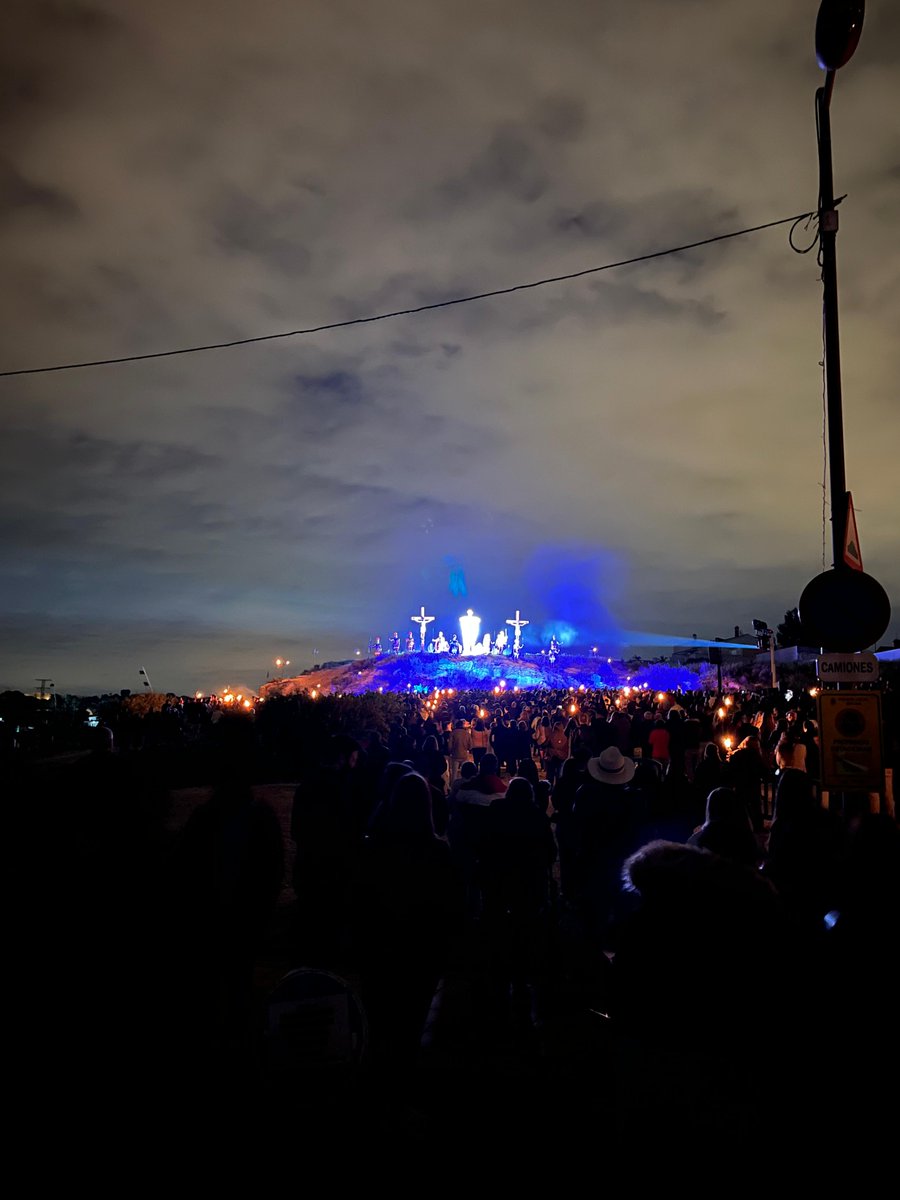 Habéis logrado otro gran éxito de asistencia en nuestro Vía Crucis Viviente. Conseguís que todo el esfuerzo valga la pena.
Mil gracias de todo corazón.