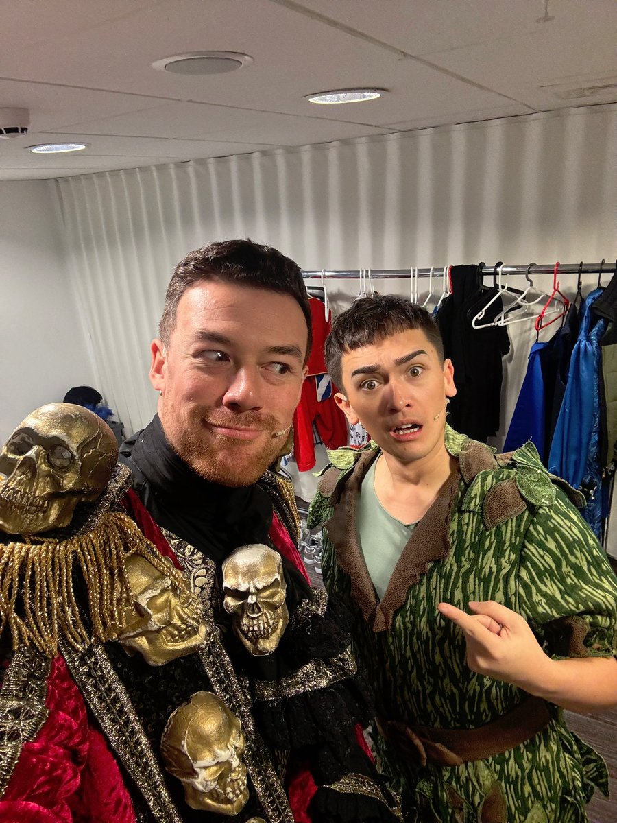 thomassentia's tweet photo. Twitter! I never update what I’m doing on here - so much amazing stuff happening this year! Throwback to working with this strictly legend at Christmas! 🌲 https://t.co/1CZHiH6Gea