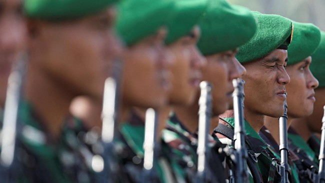 Prabowo Subianto has signed the revision of the RUU TNI into law on March 26, as confirmed by State Secretary Prasetyo Hadi.

“Sudah (disahkan), sudah. Sebelum lebaran.”