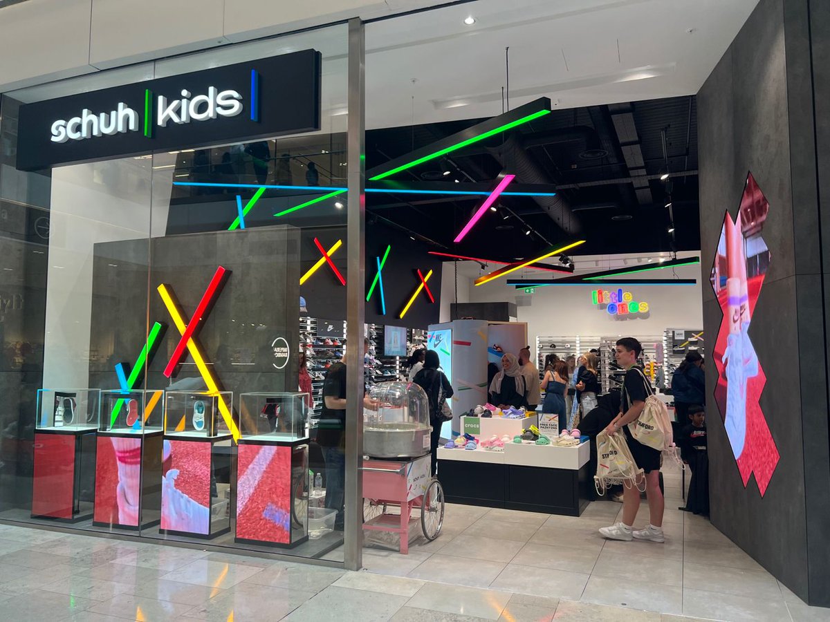 ux_global's tweet photo. Did you know that we are one of the UK’s leading #LED display screen solutions providers to the #retail, #hospitality &amp; #leisure, #corporate &amp; #construction sectors? Get in touch if you're interested in how LED display screens can enhance your next project! #digitaldisplay #PPDS https://t.co/8jxmGwX3ri