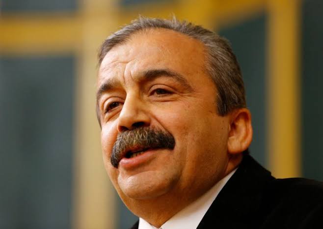 whisperhaber's tweet photo. Sırrı Süreyya Önder'in en az 2 milyon liraya mâl olacak ameliyat faturaları, Meclis bütçesinden vatandaşın vergilerine yansıtılacak. Hastane yetkilisi, TBMM anlaşmasını doğruladı.
(Haber Report) https://t.co/2QH0YyELZe