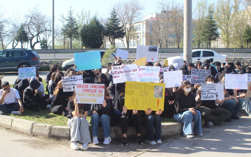 AliKARAOBA's tweet photo. 📍Şehit Abdulkadir Kılavuz Anadolu Lisesi

Biz ve gençlerimiz çok basit bir şey soruyoruz: 
Başarılı okullardaki öğretmenlerimizden bazılarının başka okullara gönderilmesinin kriterleri ve sebepleri neler?
Gelen öğretmenlerimizin seçilme kriterleri ve sebepleri neler? 

Bizim için bütün öğretmenlerimiz, okullarımız ve gençlerimiz aynı derecede önemli. Gelin şeffaf olun, bu atamalardaki uygulama kriterlerini açıklayın. 

Öğrencilerimizin ifade ettiği gibi: "Gelecek gençlerin, gençler ise öğretmenlerimizin eseridir."