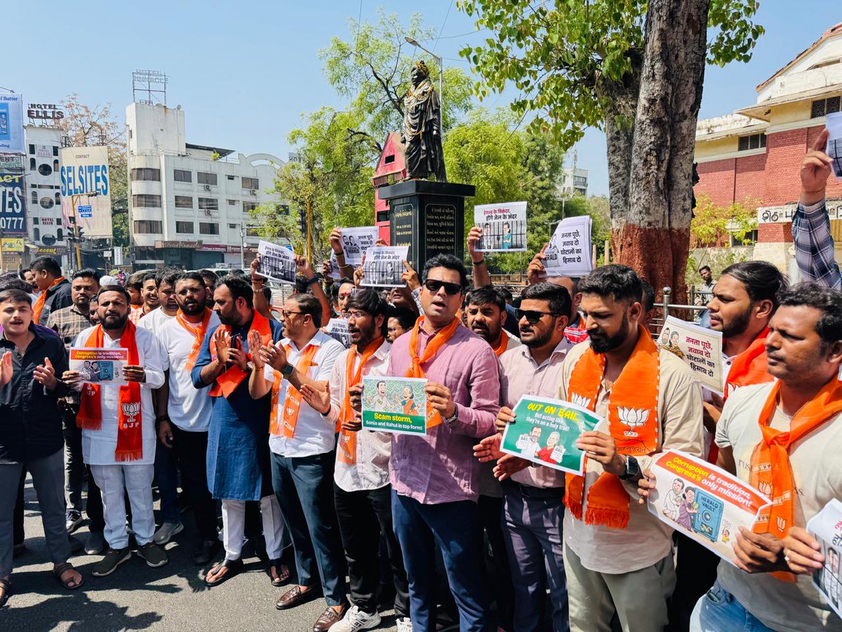 iZalkit's tweet photo. આજે અમદાવાદમાં યુવા મોર્ચા દ્વારા કોંગ્રેસના ભ્રમજાળ અને દેશમાં કરાયેલા નેશનલ હેરાલ્ડ ઘોટાળાની વિરુદ્ધમાં આયોજિત ઉગ્ર વિરોધ પ્રદર્શનમાં ભાગ લીધો.
કોંગ્રેસે તેના શાસનકાળ દરમિયાન અનેક ઘોટાળા કરીને દેશની જનતાને ગેરમાર્ગે દોરવાનો પ્રયાસ કર્યો છે.
#NationalHeraldCase
#BJYMProtest https://t.co/i57H2HcAip