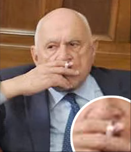 pierpi13's tweet photo. E niente. Vieni immortalato in foto a fumare negli uffici del Ministero durante una riunione ufficiale con l'Anm. Sei il Ministro della Giustizia e violi la legge. Fai una figura di merd@ interstellare. Così mandi avanti il tuo staff che puntalualizza che la sigaretta era spenta e che il tuo è solo un vezzo alla Humphrey Bogart.
Peccato sia più famoso per il tuo vizio alla Gerard Depardieu che per il vezzo alla Humphrey Bogart. Così dopo 30 secondi esatti di orologio, guardando il book fotografico che ti hanno fatto al Ministero, salti fuori una foto dove si vede benissimo che la tua sigaretta è accesa.
Così alla tua già nutrita collezione di figure di merd@ puoi aggiungerne una dal valore inestimabile che con le tue stesse mani, vista la tua inguaribile cialtroneria, è diventata una rarissima doppia figura di merd@ con aggravante di essere autoinflitta. Violano la legge, mentono per giustificarsi, vengono sgamati come bimbi dell'asilo. E sono la nostra classe dirigente. Senza parole!!!
Mario Imbimbo