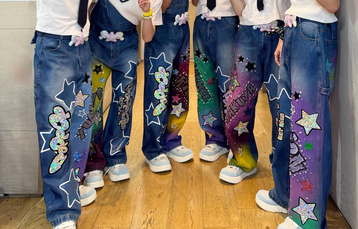 제가 옷알못이라 그러는데 저 색 입히고 이름이랑 팝팝 박아둔 거 막노동 아닌가요….,대박귀여움,,