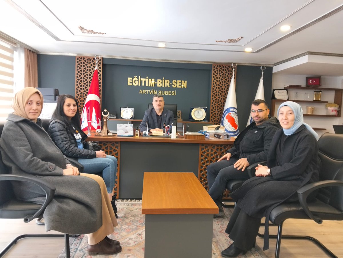 ASDEPinsiyatifi's tweet photo. Artvin Aile ve Sosyal Hizmetler İl Müdürlüğü’nde 4D statüsünde görev yapan ASDEP personeli olarak, memur kadrosuna geçiş talebimizi iletmek üzere Memur-Sen Artvin İl Başkanı İbrahim İnce’yi ziyaret ettik. Destekleri ve nazik kabulleri için teşekkür ederiz.

#KPSSliASDEPİşçisi https://t.co/F1JAVOlpum
