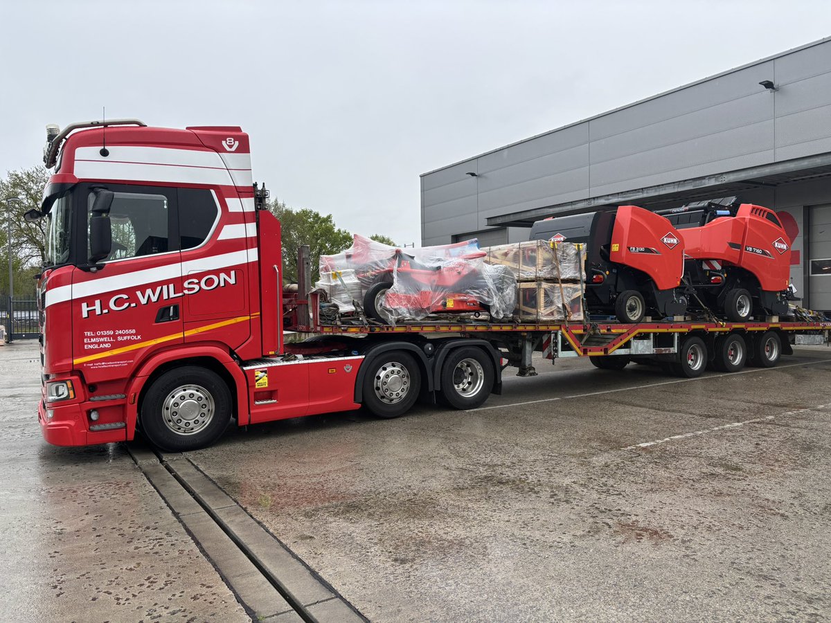 Why does it always rain when loading outside 🤷💦now just got to drop this at port and pick up yesterday’s load to ship back tonight on the luxury boat aka dfds Vlaardingen to Felixstowe 😂😂