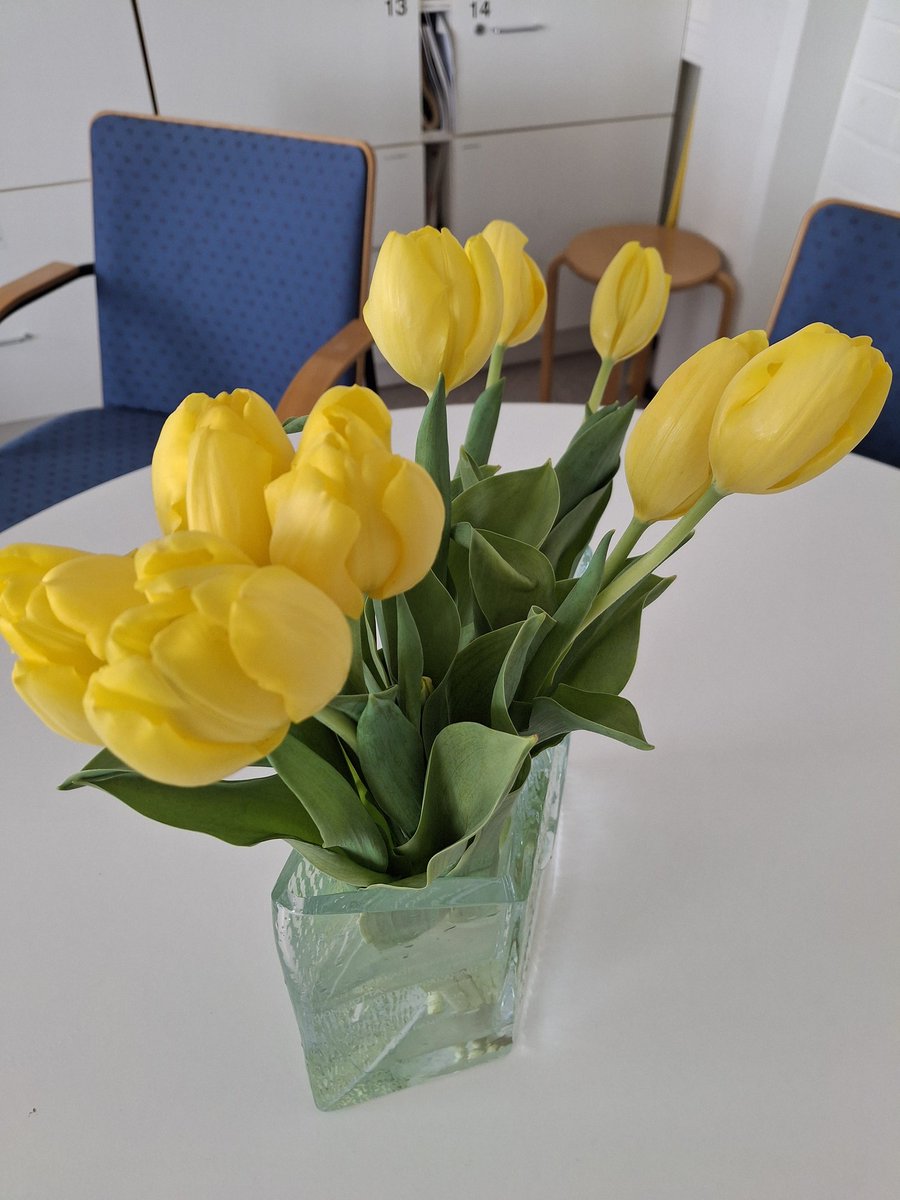 Mikä ihana pääsiäisyllätys opiskelijoilta opehuoneeseen. Kiitos paljon ja hyvää pääsiäistä!