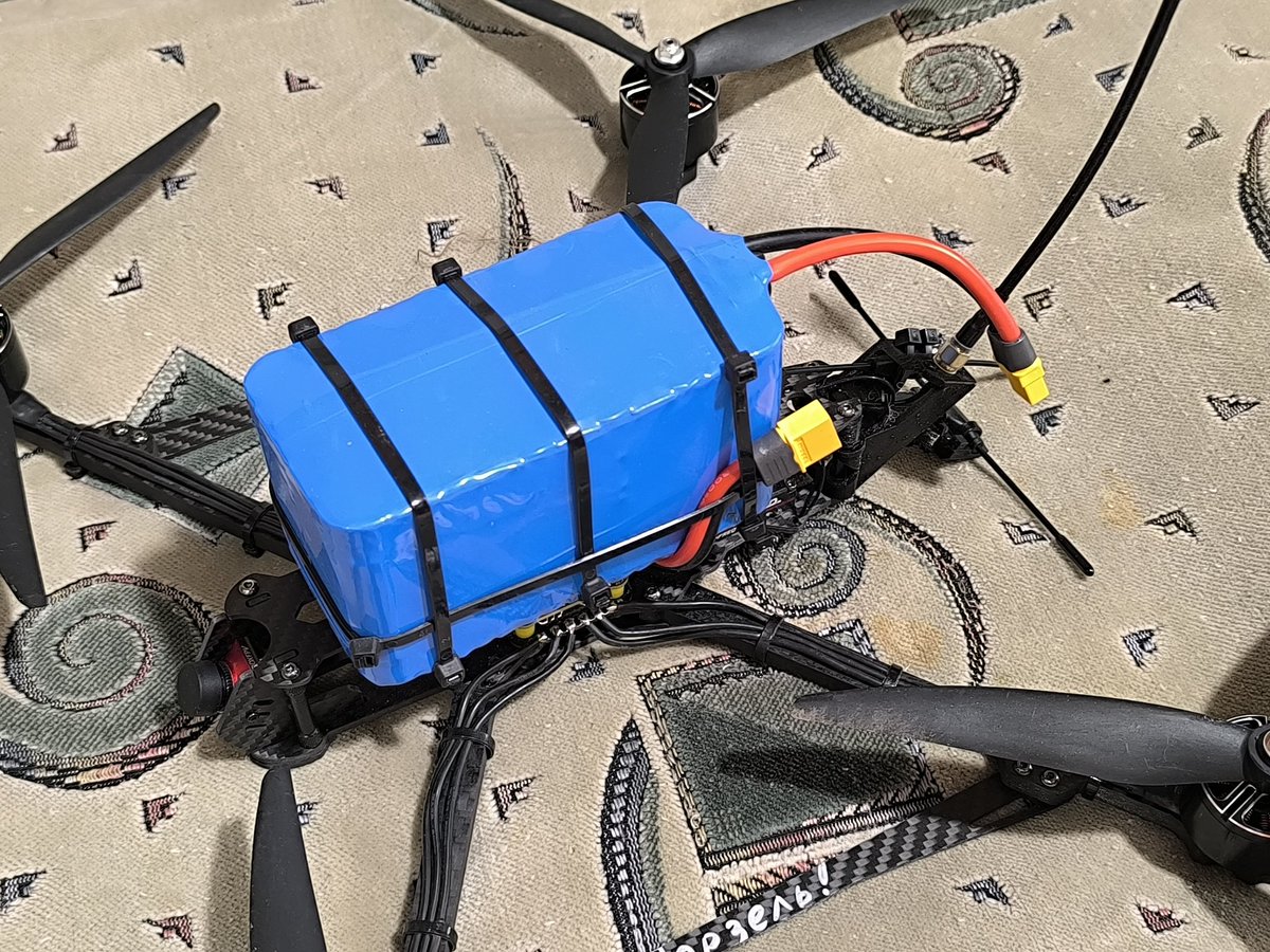 На дронах використовуються ось такі от акумуляторні батареї. Коштує 4000 грн за штуку. 
Найближчим часом на мої дрони знадобиться десяток таких. 

Хочете допомогти військовим з дронами? Якщо маєте можливість і бажання - задонатьте на банку: 
🫙 send.monobank.ua/jar/AVBr8Mh6DG