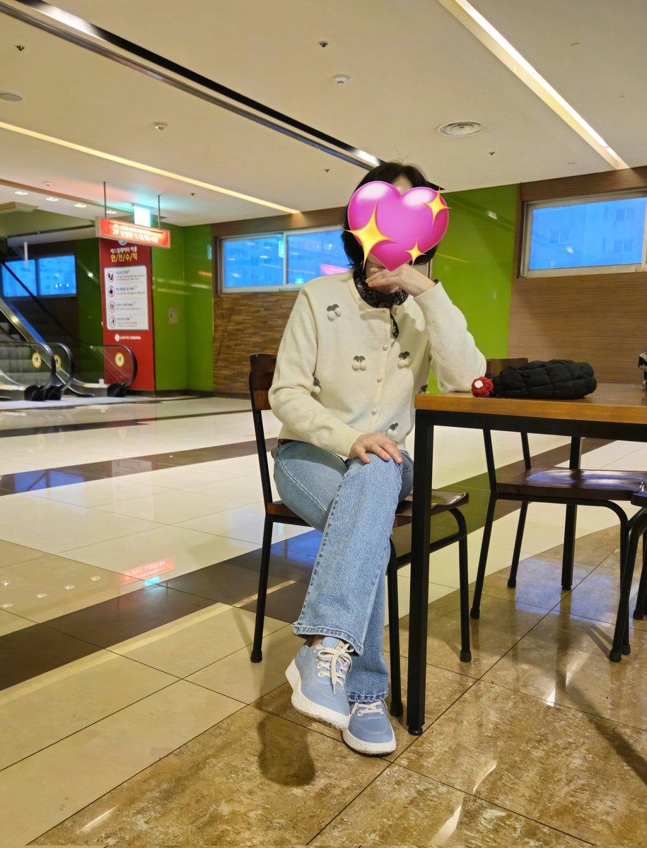 저녁 먹고 심심해서 집 근처 롯데 시네마 야당 영화 보러 왔네요
잼 없나 사람이 없네요
이럴때 영화 보면서 스릴있게 뭘해야 하는데 
치마 복장이 아니라서 ㅎ
영화 관람은 치마 기본 참고 하세요 
맛저 되세요~~