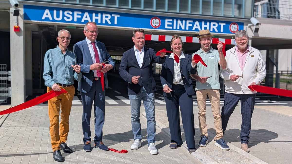 MIL_Brandenburg's tweet photo. "Wir wollen die Mobilitätsangebote in #Brandenburg für die Menschen verbessern und das Umsteigen auf die klimafreundliche Schiene attraktiver machen", sagt Minister @georgdetlef Tabbert und eröffnet die neue #BikeandRide-Anlage in #Bergfelde:  https://t.co/PSVHYS8NdR https://t.co/C9cjI6i4wa