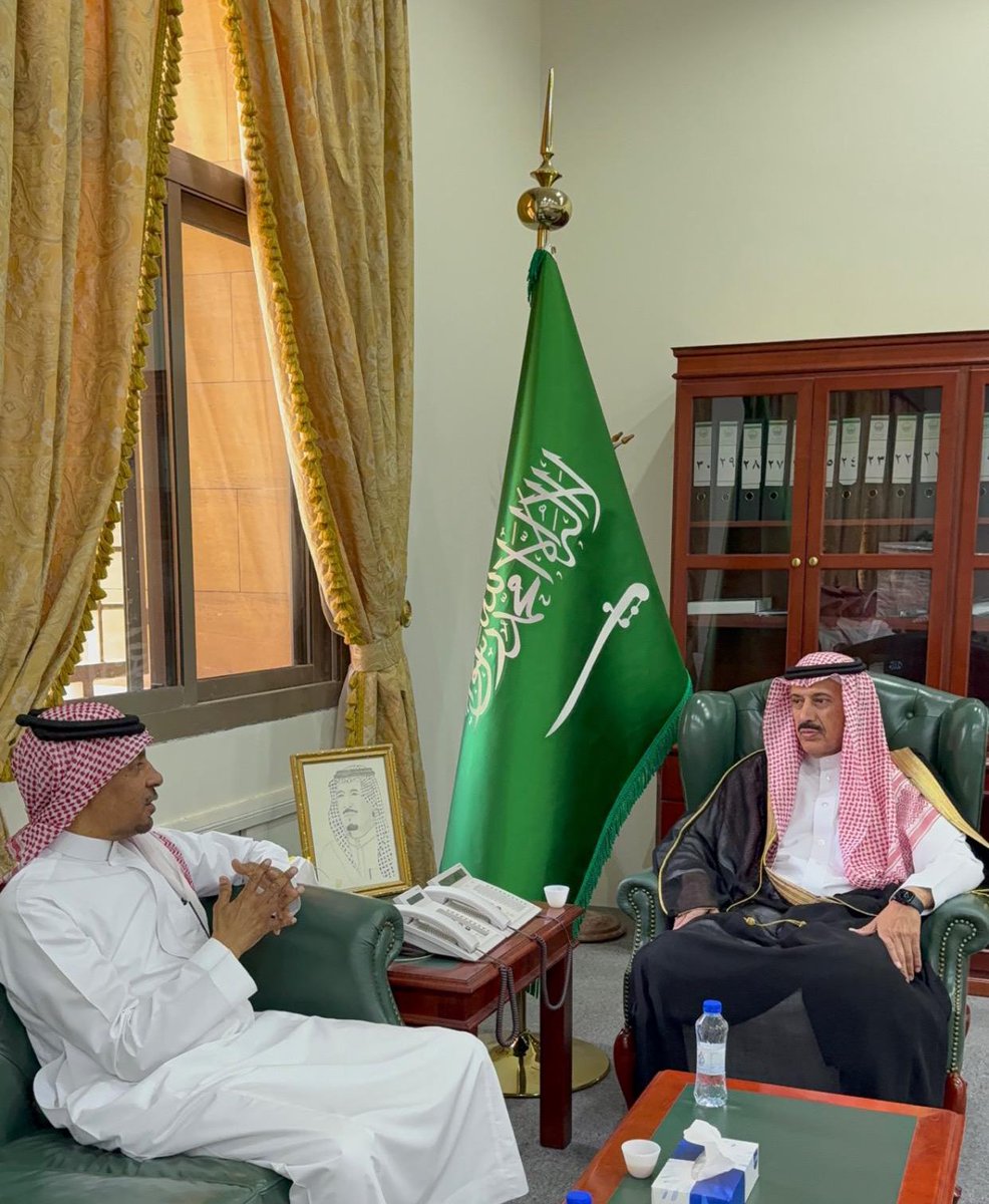 alanwarclub's tweet photo. استقبل محافظ حوطة بني تميم الأستاذ/ محمد بن عامر العجمي بمكتبه رئيس وأعضاء إدارة نادي الأنوار وهنأهم بالتأهل لدوري (يلو) وأشاد بالجهود المبذولة في ظل ما يحظى به قطاع الرياضة والأندية من اهتمام ودعم من القيادة وقدم رئيس النادي الأستاذ / ابراهيم الرفيعة شكره وتقديره لسعادة المحافظ. https://t.co/9ELbcCJFXg