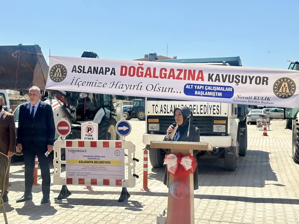 Ak_Aslanapa's tweet photo. 📍 ASLANAPA’DA DOĞALGAZ ALTYAPI ÇALIŞMALARI BAŞLADI.

İlçemize doğalgaz getirilmesi yolunda ilk adım, kurban kesilerek ve dualar eşliğinde atıldı.

İlçemize hayırlı olsun!
Necati KULİK
Aslanapa Belediyesi https://t.co/b82HMde7YO