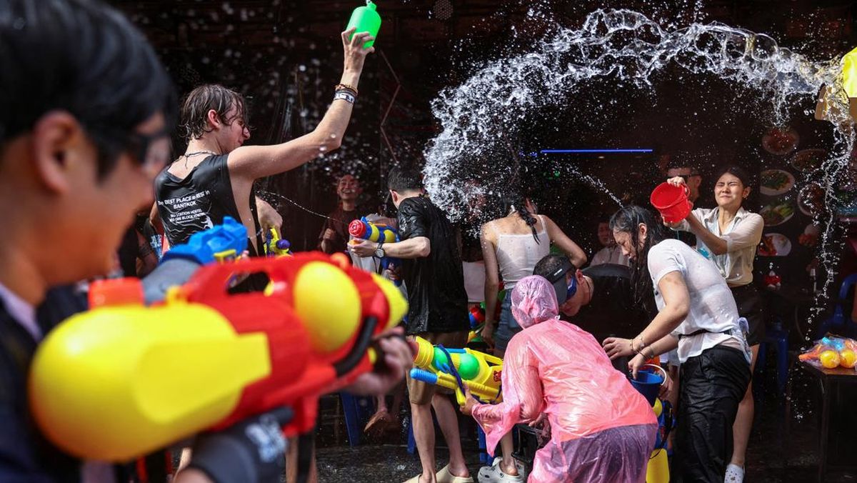 Festival Songkran dirayakan setiap 13–15 April, menandai transisi matahari ke zodiak Aries versi kalender kuno Thailand.  Simbol air dalam Songkran bukan cuma buat main air, itu lambang pembersihan jiwa, menghapus nasib buruk &amp; menyambut awal yang bersih di tahun baru.