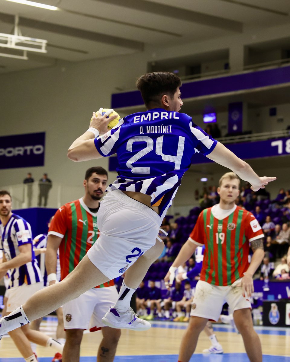 🎙"Temos que levantar-nos e colocar o foco na Taça de Portugal. Vamos à Madeira para ganhar"

👉Antevisão de Antonio Martínez: bit.ly/42xdKaL

🤾‍♂️Marítimo Madeira-FC Porto
1/4 Final da Taça de Portugal
🗓Sexta ⌚16h
📺Porto Canal / FC Porto TV / App FC Porto