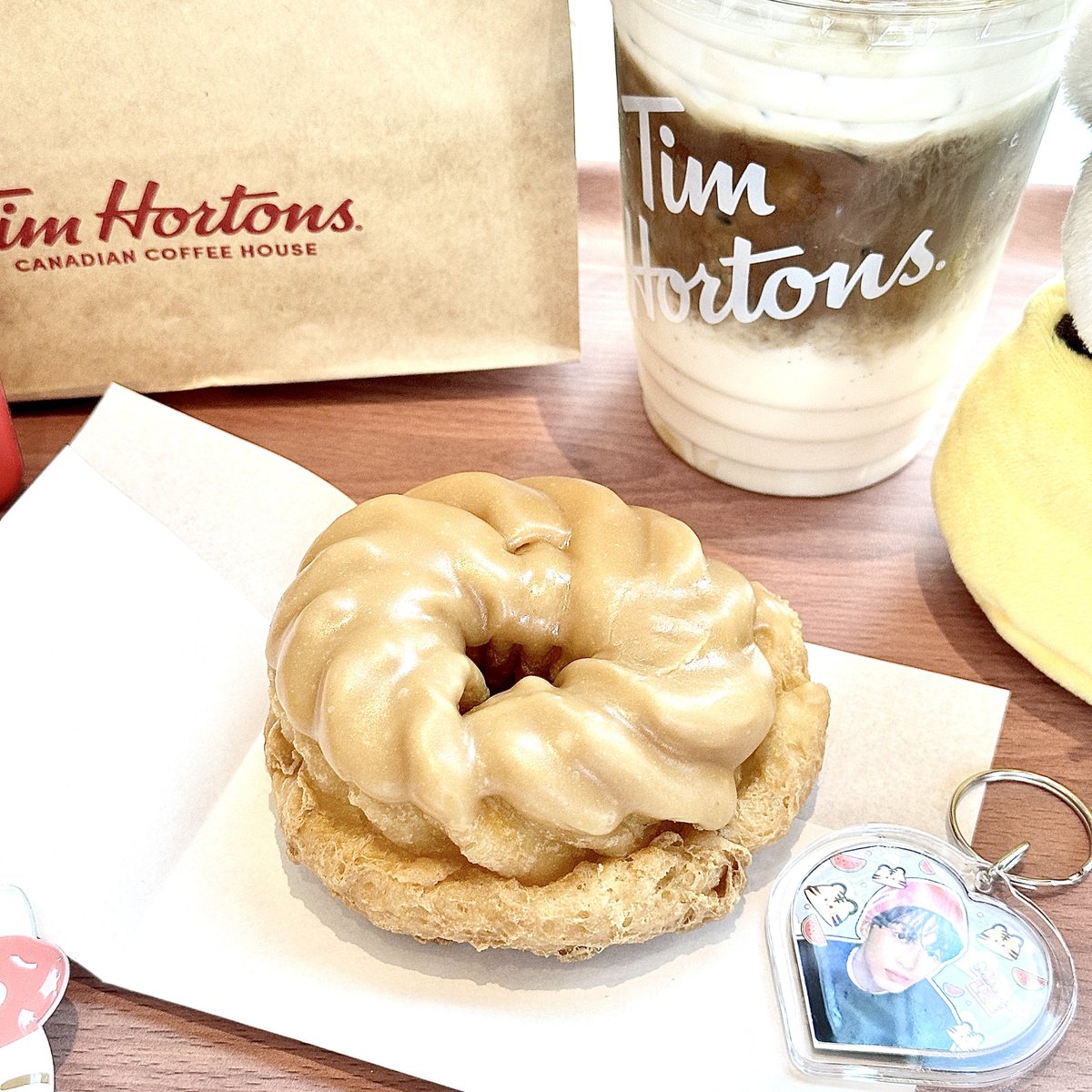 NOTBYTHEGX's tweet photo. 🇨🇦  มาอีสแล้วว น้องม้าคชู้ส #MapleCruller อร่อยสุด ๆ ㅠㅠ ♡︎♡︎ (พาพี่ต๋ามาด้วย)
🍁#TimhortonsxMarkLee
🫖 #MARKyourTimhortons https://t.co/wgH1qINv43