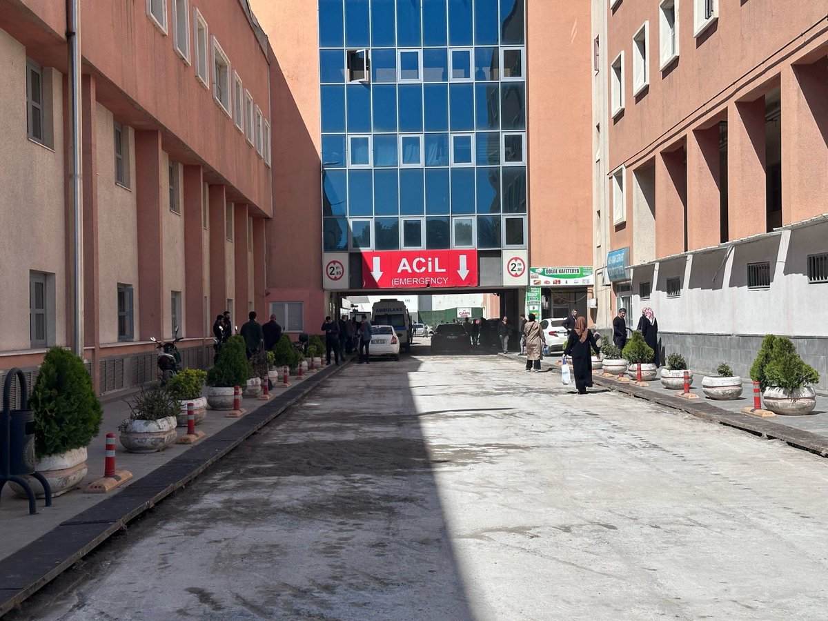 batmanilsaglik's tweet photo. 📍Batman Eğitim ve Araştırma Hastanemizde, Acil Servis ve çevresinde hasta ve çalışan güvenliğini artırmak, daha konforlu bir hizmet sunmak amacıyla Batman Belediyesi'nin desteğiyle başlattığımız tadilat ve düzenleme çalışmaları planlı şekilde devam edecektir.

#SağlıkİçinYenileniyoruz
#BatmanSağlık