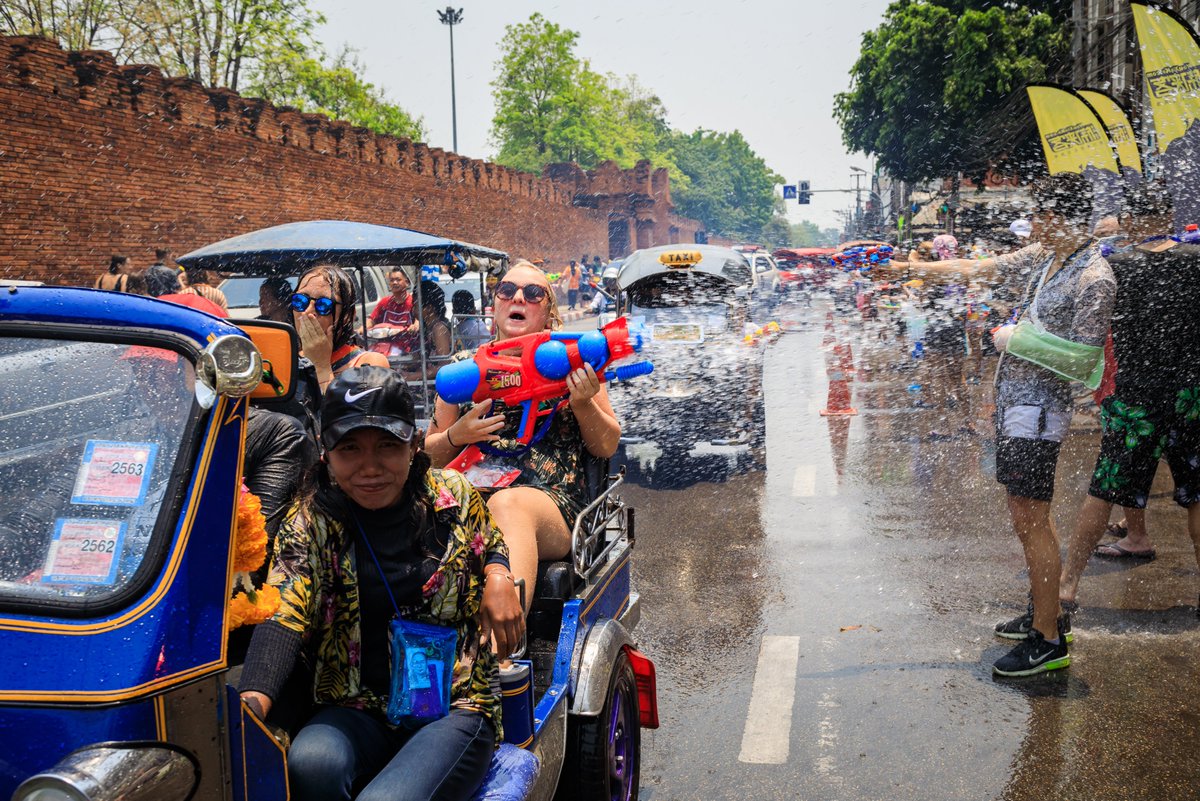 Bangkok pernah dinobatkan memegang rekor dunia Guinness untuk “Pertempuran Air Terbesar” saat Songkran tahun 2015! Ribuan orang, satu jalan, dan tak ada yang kering. Beberapa kota besar seperti Chiang Mai &amp; Bangkok jadi semacam "zona festival" yang hidup 24 jam.