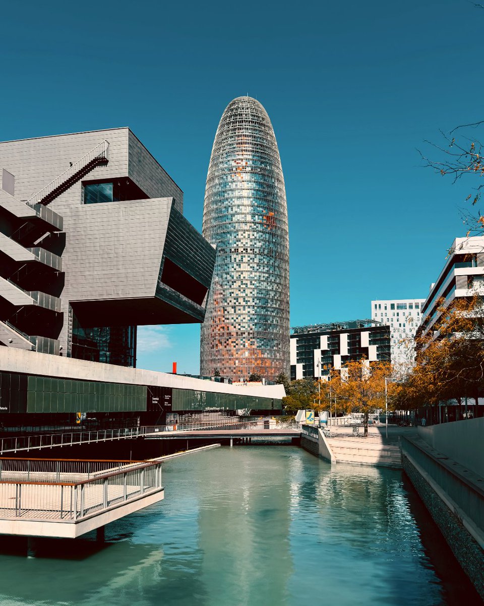#Barcelona en la seva millor versió. 🌞💐 Visita’ns a partir de les 17:30h i viu la #SunsetExperience.

Comparteix la teva experiència amb #MiradorTorreGlòries.

📸 by:
zeb74uk
