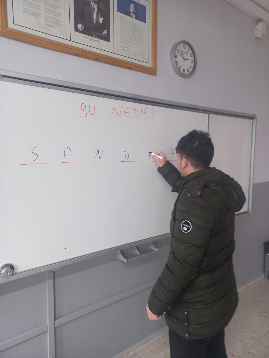Ataturkmtalsshr's tweet photo. Dilimizin Zenginlikleri projesi kapsamında nisan ayı eylem planındaki "Bu Nedir?" oyunu sınıflarımızda oynandı.Öğrencilerimiz Dîvânu Lugâti't-Türk'te yer alan kelimelerin günümüz Türkçesindeki karşılıklarını bulmaya çalıştılar.@sivasmem @erdogan_fatih66 @susehrimem @Erkanyldz_ https://t.co/ISoezfQReC