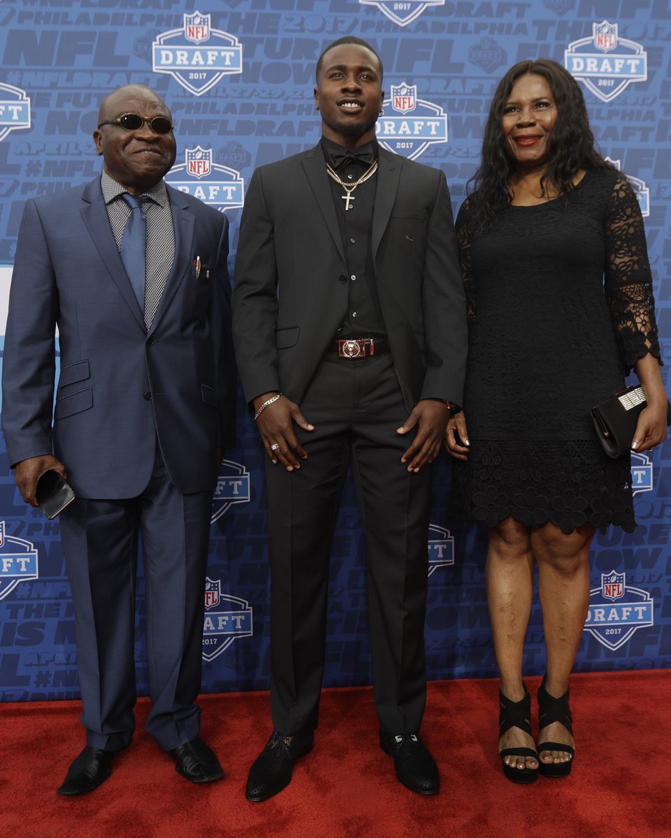 2017 #NFLDraft throwback featuring a young <a href="/ChidobeAwuzie/">chido</a>! 🇳🇬