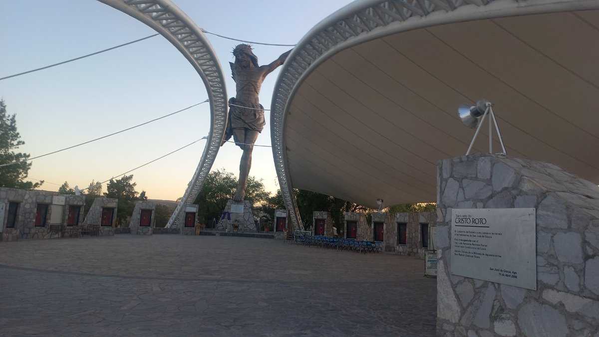 El_Universal_Mx's tweet photo. ✝️ El Cristo Roto, entre el turismo y la fe

🙌 Los milagros se cuentan por docenas en un par de tableros instalados en torno de la monumental escultura del Cristo Roto, en la pequeña isla de la presa Plutarco Elías Calles, en el Pueblo Mágico de San José de Gracia, en el estado de Aguascalientes.

🙏 Las imágenes de pacientes postrados en camas de hospitales o en sillas de ruedas, así como figuras humanas elaboradas en latón dan testimonio de los favores recibidos. Es constante la visita de creyentes que suplican protección para sus familiares migrantes, la localización de hijos desaparecidos o la sanación de sus enfermos.

⛪ En Semana Santa se multiplican los peregrinos que acuden al recinto y asisten a la representación del Viacrucis viviente, uno de los más concurridos en la entidad.

FOTOS: Xóchitl Álvarez | EL UNIVERSAL
👉 https://t.co/1vcP6NWJsh