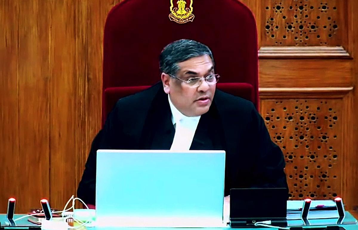 NewsAlgebraIND's tweet photo. BIG NEWS 🚨 Advocate Vishnu Shankar Jain questions SC HEARING on Waqf Act 

He said "Supreme Court gave no interim relief in 140+ Waqf petitions, asked us to go to HCs"

"Temple cases dragged for 13 years in SC, now suddenly shifted to HCs"

"I suggest all Waqf cases be transferred to one HC, decided in 6 months by a Constitution Bench"