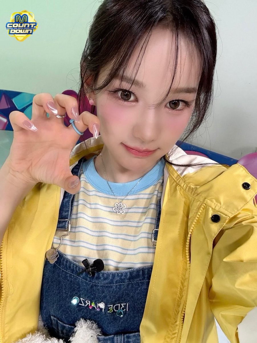 velleriajw's tweet photo. #DailyJiSha ; saat semuanya pengen nyenengin buna, maka semuanya harus pake 💛kuning💛 https://t.co/yCUePdKKim