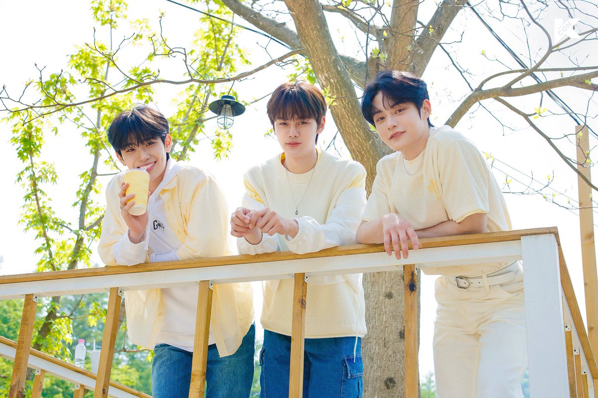 velleriajw's tweet photo. #DailyJiSha ; saat semuanya pengen nyenengin buna, maka semuanya harus pake 💛kuning💛 https://t.co/yCUePdKKim