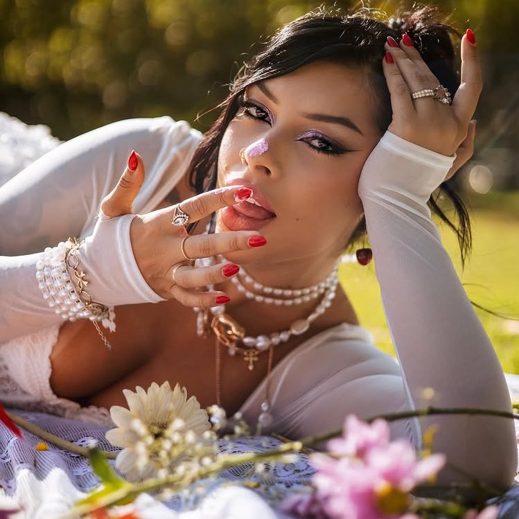 dojanittz's tweet photo. a letícia provando por a+b que realmente é filha da kali uchis https://t.co/XEVl6haJCs