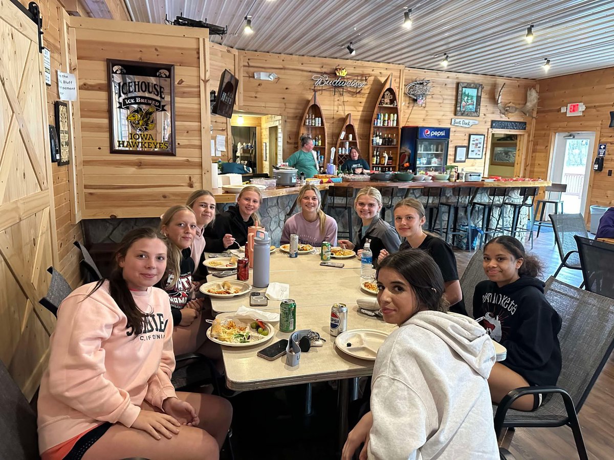 MaqGirlsSoccer's tweet photo. Who doesn’t love Soccer Moms! Always ready with food and everything else a soccer girl needs! Thank you Soccer Mom’s! 😘🥰💕#BluffLake #AandP https://t.co/nQT0CIopok