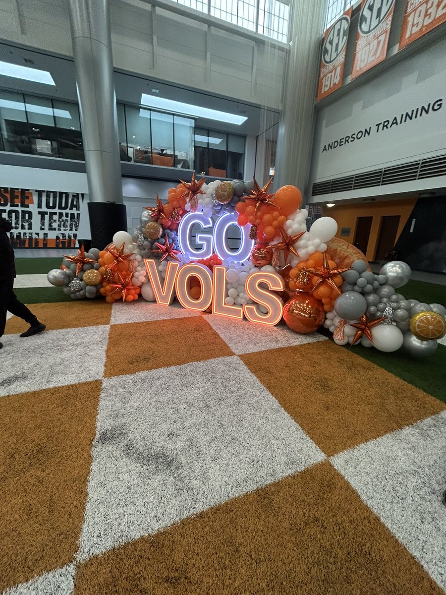 I had an amazing time watching the spring game and practice this weekend. Thank you, <a href="/Vol_Football/">Tennessee Football</a>, for having me at your practice and game, and for all the love that was shown this weekend. <a href="/CoachTimBanks/">Tim Banks</a> <a href="/coachjoshheupel/">Josh Heupel</a>
<a href="/CoachHalzle/">Joey Halzle</a> <a href="/WillVapreps/">Will Vapreps Garlick</a>