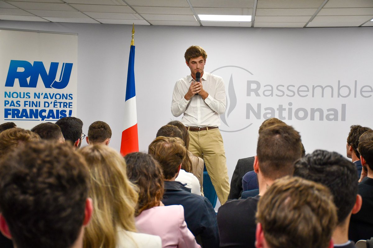 RNational_off's tweet photo. 🔵 En refusant avec @eciotti la dilution de la droite gaulliste dans la macronie, @GuilhemCarayon a fait le choix du rassemblement derrière @MLP_officiel et @J_Bardella.

Hier soir, il revenait sur la rupture avec les LR macronistes et la création de l'UDR devant le #ForumRNJ. 🇫🇷 https://t.co/Jl8rvmoF3l