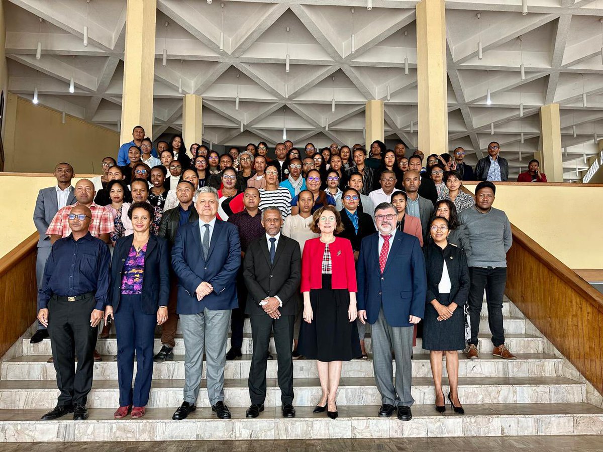 BE <a href="/CemKahyaoglu1/">Cem Kahyaoğlu</a> ve BE <a href="/NiluferEK/">Nilufer Erdem Kaygisiz</a> , BE İ. Ebrar Çubukçu’yla birlikte 🇲🇬 Dışişleri Bakanlığı (DB)Genel Sekreteri Eric Ratsimbazafy’e nezaket ziyaretinde bulunmuş,🇲🇬 DB ve bazı diğer kurum ve kuruluşların personeline yönelik 2 gün sürecek Diplomasi Eğitimini başlatmışlardır.