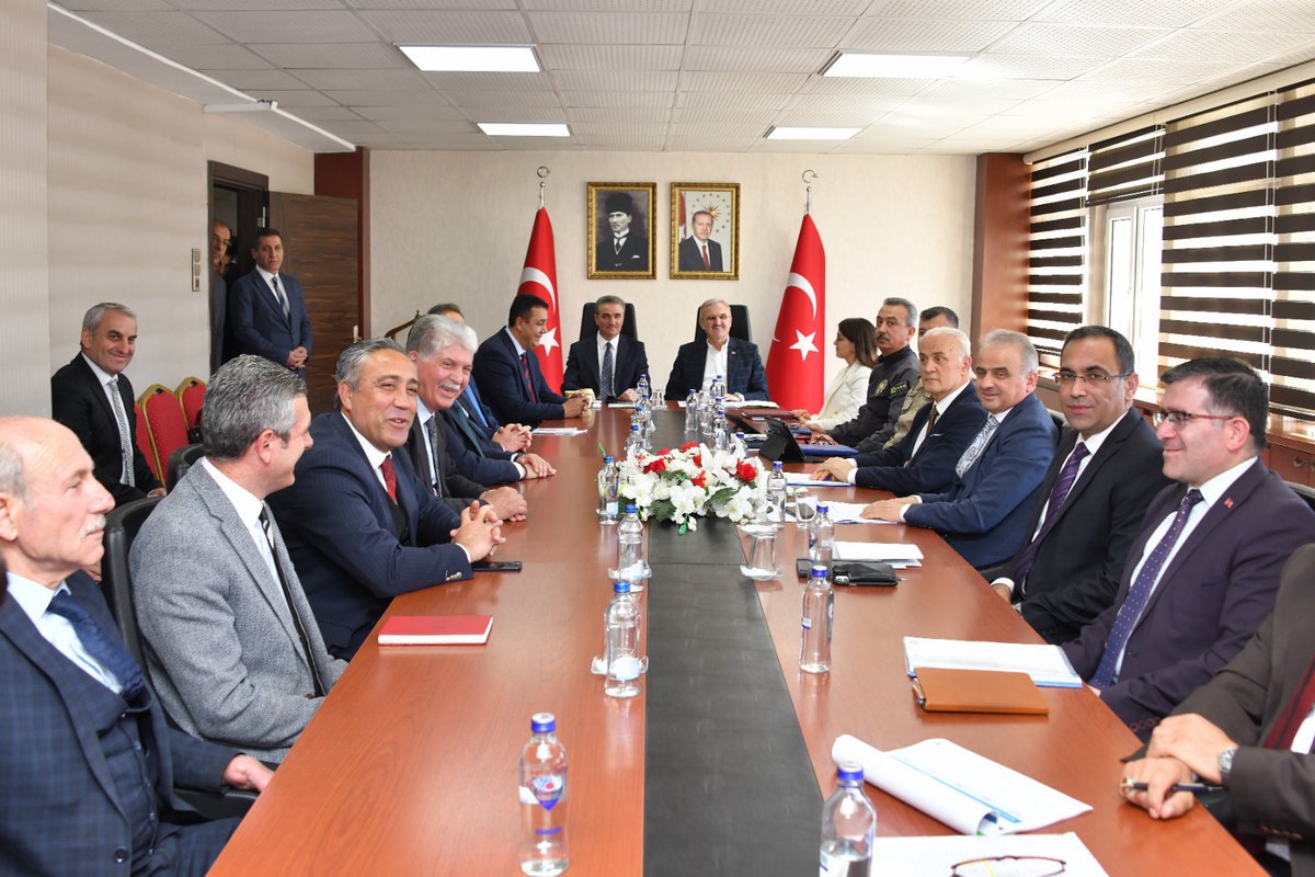Ghanevalilik's tweet photo. 📌 Valiliğimizde, İçişleri Bakan Yardımcımız Sayın Münir Karaloğlu’nun katılımlarıyla "Hayvanları Koruma Kurulu" toplantısı gerçekleştirildi.
📌 İlgili kurum temsilcilerinin iştirak ettiği toplantıda, 5199 sayılı Hayvanları Koruma Kanunu ve ilgili yönetmelikler çerçevesinde; sokak hayvanlarının korunması, bakımı ve sağlıklı bir yaşam alanı oluşturulmasına yönelik ilimizde yürütülen çalışmalar değerlendirildi. Ayrıca kamu esenliğini sağlamak adına atılacak yeni adımlar ele alındı.
📌 Kurumlar arası iş birliğini güçlendirmek, sahipsiz hayvanlara daha güvenli yaşam koşulları sunmak amacıyla ortak projelerin hayata geçirilmesi yönünde fikir alışverişinde bulunuldu.
📍 Toplantının ardından, Gümüşhane Belediyesi Hayvan Bakımevi ziyaret edilerek incelemelerde bulunuldu.