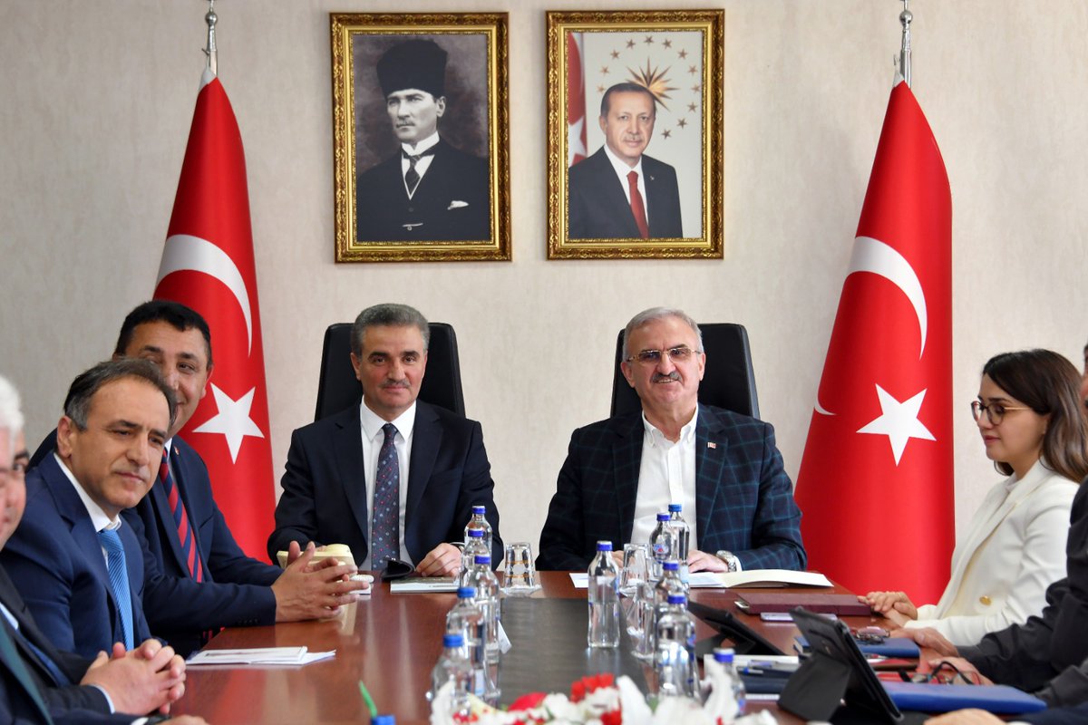 Ghanevalilik's tweet photo. 📌 Valiliğimizde, İçişleri Bakan Yardımcımız Sayın Münir Karaloğlu’nun katılımlarıyla "Hayvanları Koruma Kurulu" toplantısı gerçekleştirildi.
📌 İlgili kurum temsilcilerinin iştirak ettiği toplantıda, 5199 sayılı Hayvanları Koruma Kanunu ve ilgili yönetmelikler çerçevesinde; sokak hayvanlarının korunması, bakımı ve sağlıklı bir yaşam alanı oluşturulmasına yönelik ilimizde yürütülen çalışmalar değerlendirildi. Ayrıca kamu esenliğini sağlamak adına atılacak yeni adımlar ele alındı.
📌 Kurumlar arası iş birliğini güçlendirmek, sahipsiz hayvanlara daha güvenli yaşam koşulları sunmak amacıyla ortak projelerin hayata geçirilmesi yönünde fikir alışverişinde bulunuldu.
📍 Toplantının ardından, Gümüşhane Belediyesi Hayvan Bakımevi ziyaret edilerek incelemelerde bulunuldu.