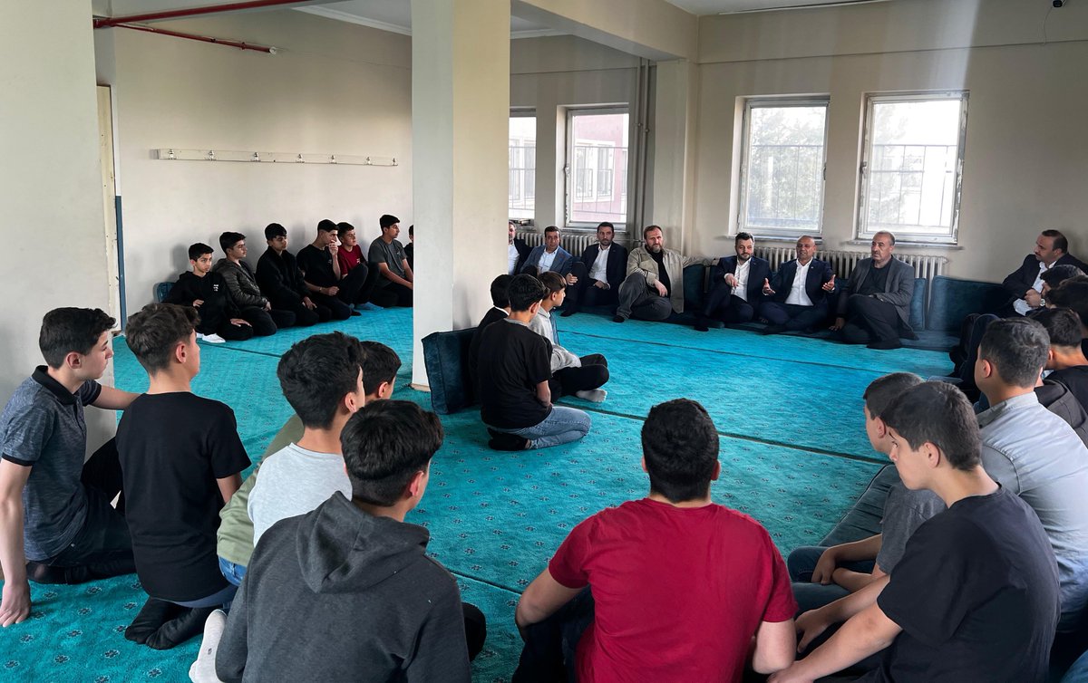 Artuklu Anadolu İmam Hatip Lisesi ve Said Nursi Anadolu İmam Hatip Lisesi öğrencilerimizle bir araya geldik.

Hem dünyayı hem de ukbâyı kuşanmış, pırıl pırıl gençlerle hasbihal edip umutlarımızı, heyecanımızı tazeledik.

Yolunuz, bahtınız açık olsun gençler ✨

📍 Mardin