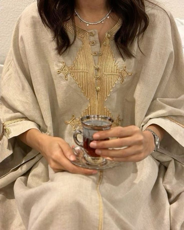 أهـدي لمن ذوقه عـلا فوق الأذواق.
ويقـراء قصيدي في تمعن  وترويق 

ويكتب لي رده عليها بكل الأشواق
ومضمنه. بـإعجاب دعوه  بتوفـيق❤️❤️