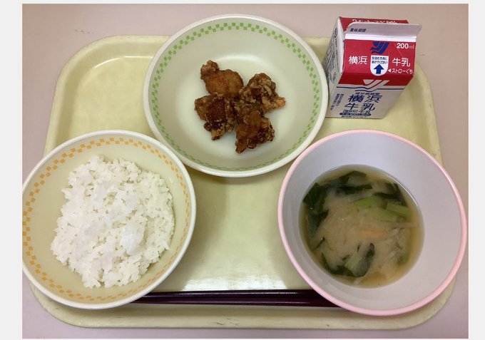 t2PrW6hArJWQR5S's tweet photo. ちょっと、奥さん、左が衆議院食堂の「板長おすすめの定食（950円）」、右が横浜市の学校給食ですってよ！国会議員は日本の未来を担う子どもにこんな粗末なご飯を食べさせて、自分たちは安くて豪華なご飯を食べているんですってよ💢 https://t.co/GJG32DTIDQ